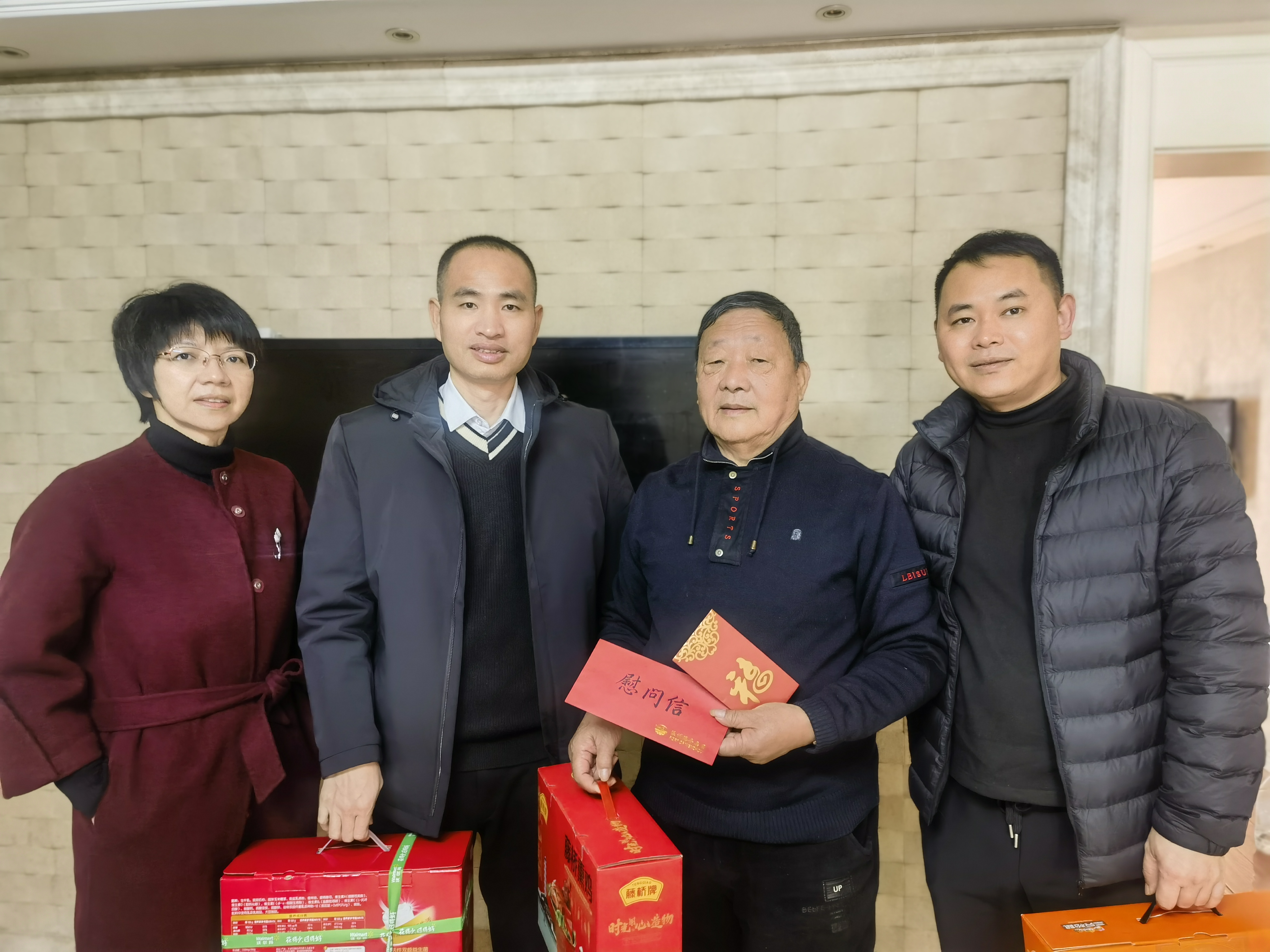 温州港集团党委副书记、工会主席黄兆林节前走访慰问省级劳模