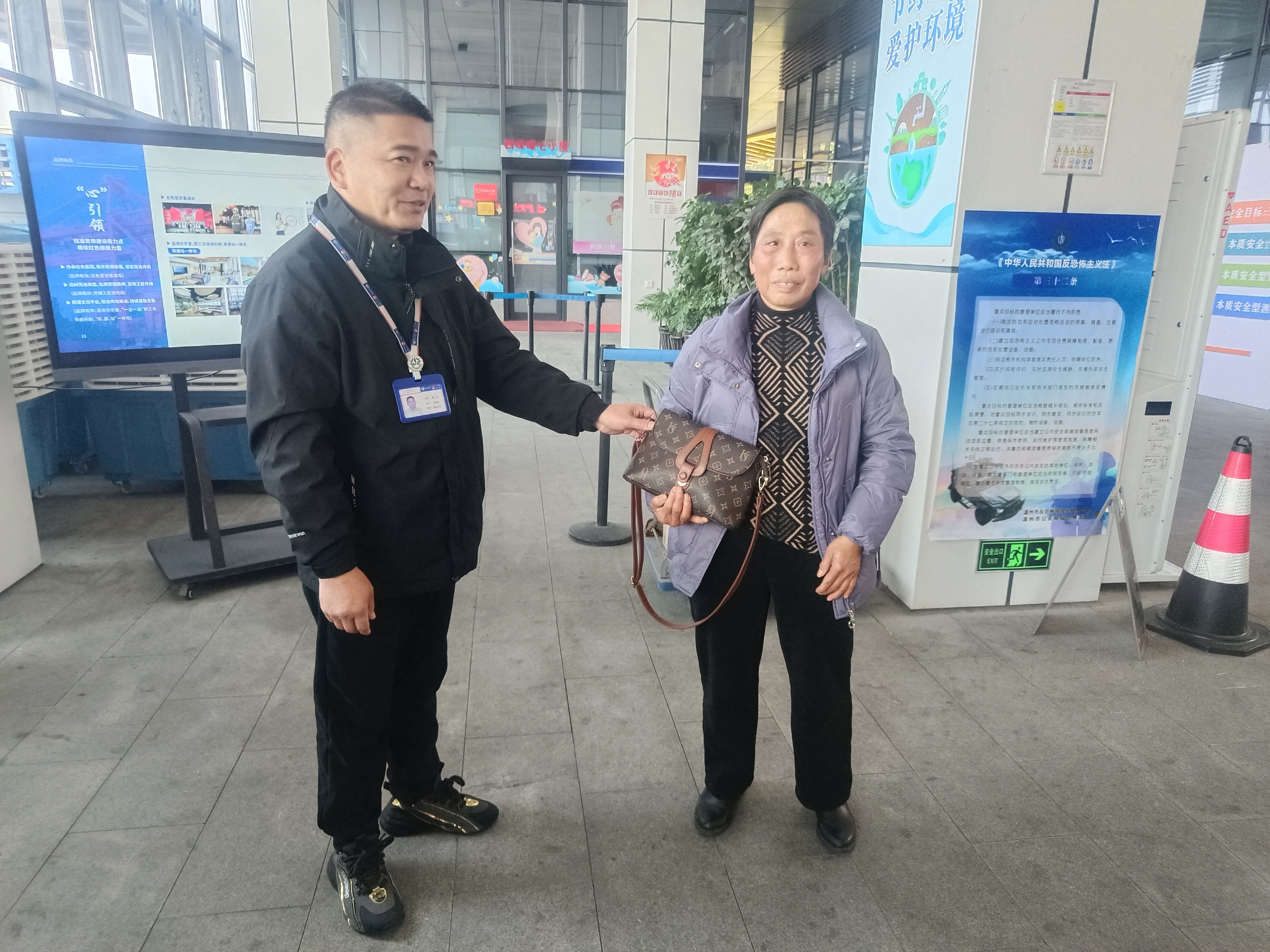 新春轮渡站：诚信之光，温暖人心
